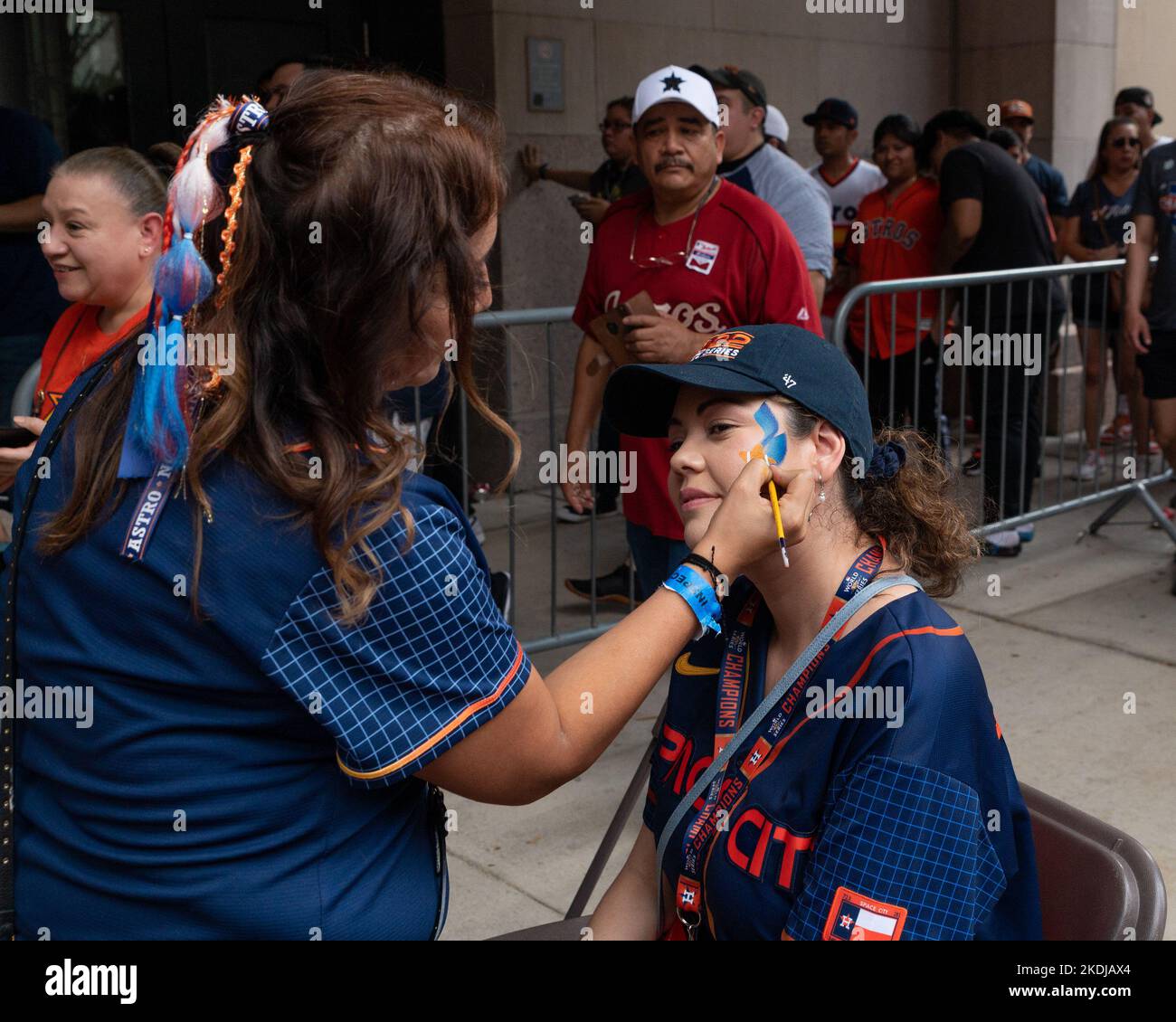 Houston, États-Unis. 06th novembre 2022. Les Houstoniens se rassemblent à minute Maid Park pour célébrer et apprécier la fête de la rue dans le centre-ville de Houston le dimanche, 6 novembre 2022 après que les Astros ont remporté la série de 2022. Les fans étaient en file d'attente pour entrer dans le Team Store et acheter les maillots officiels World Series Champion et memoribilia. (Photo de Jennifer Lake/SIPA USA) crédit: SIPA USA/Alay Live News Banque D'Images