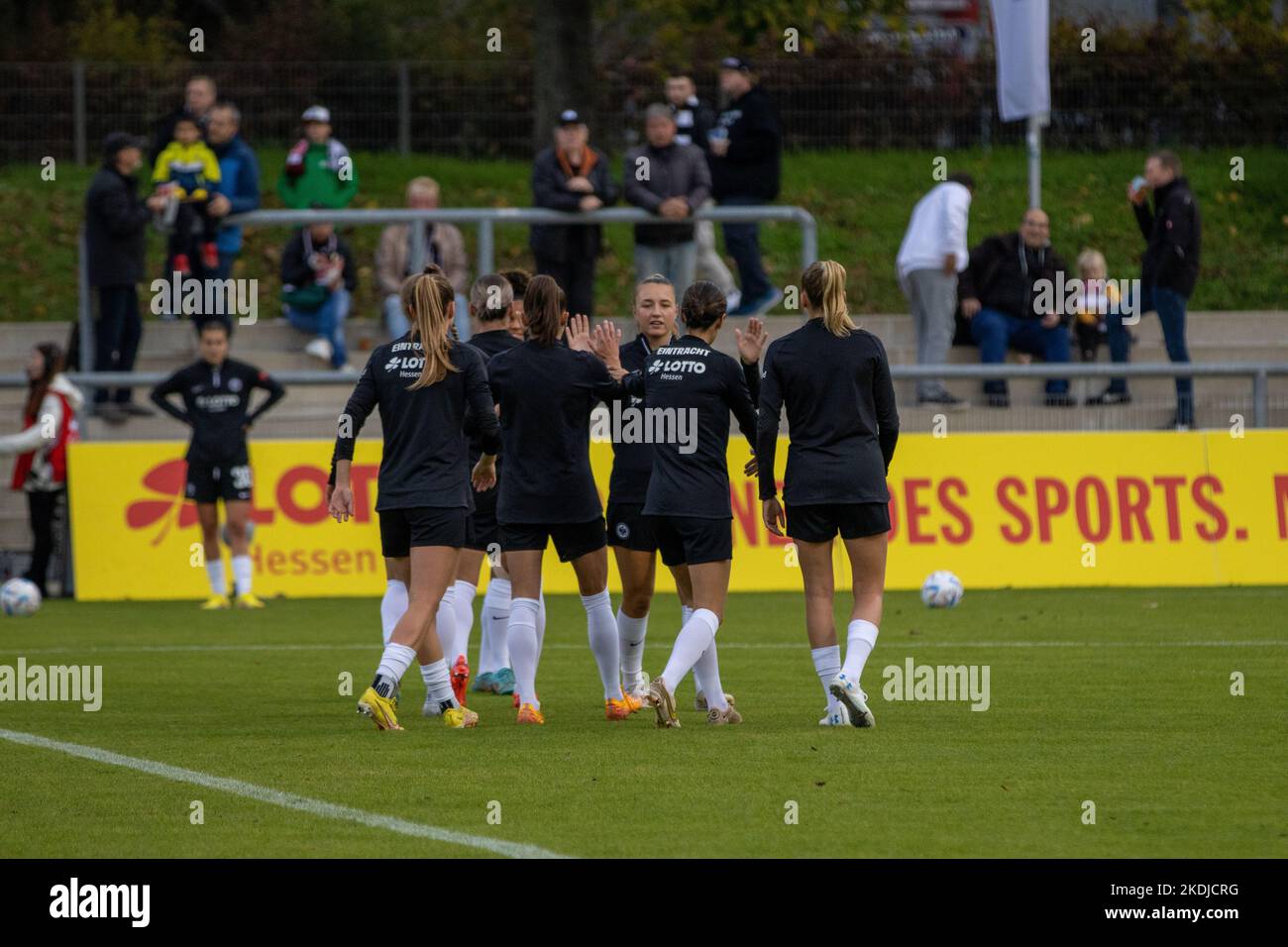 Francfort, Allemagne. 06th novembre 2022. Eintracht Freankfurt ; FLYERALARM Frauen-Bundesliga Spiel - Eintracht Frankfurt gegen 1.FC Koeln am 06.11.2022 à Francfort (Stadion am Brentanobad, Francfort, Allemagne) - LES RÈGLEMENTS DFB/DFL INTERDISENT TOUTE UTILISATION DE PHOTOGRAPHIES COMME SÉQUENCES D'IMAGES ET/OU QUASI-VIDÉO - crédit: Bruenjobad, Francfort/Tim Aljay/Tim Aljay crédit Banque D'Images