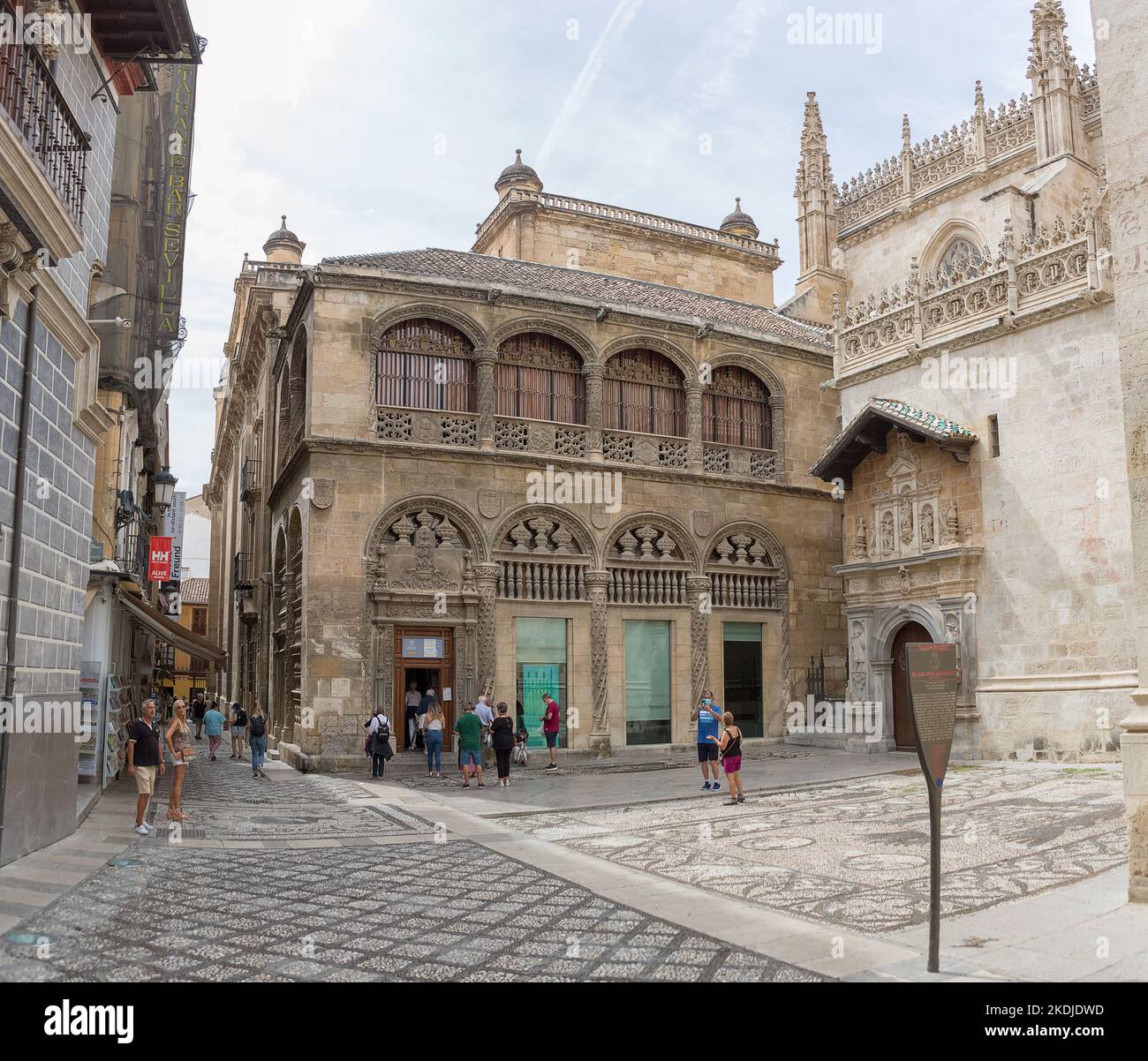 Grenade Espagne - 09 14 2021: Vue sur la façade de la chapelle royale de Grenade , intégrée dans le complexe de la cathédrale voisine de Grenade, touris Banque D'Images