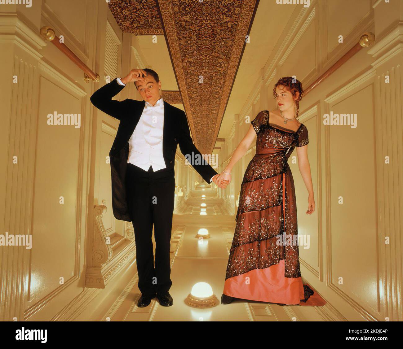 LEONARDO DICAPRIO et KATE WINSLET dans TITANIC (1997), réalisé par JAMES CAMERON. Credit: PARAMOUNT/20th CENTURY FOX / Album Banque D'Images