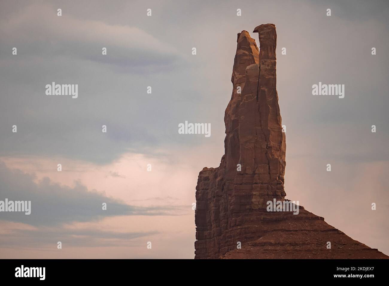 Gros plan de la formation de grès rouge à Monument Valley avec ciel en arrière-plan Banque D'Images