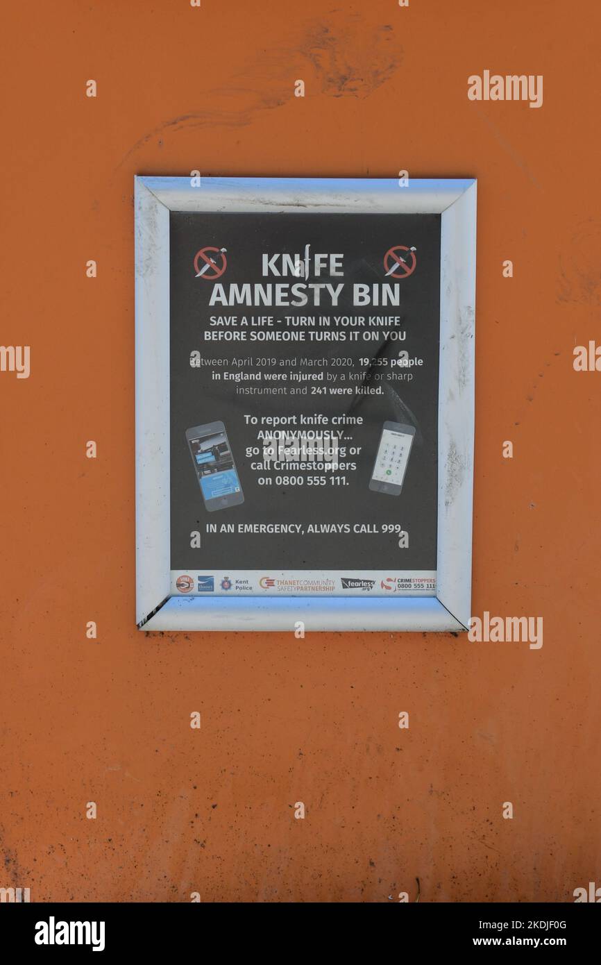 Signez sur Knife Amnesty bin - sauver une vie - Tournez votre couteau avant que quelqu'un ne vous le tourne - Broadlairs, Kent, Angleterre, Royaume-Uni Banque D'Images