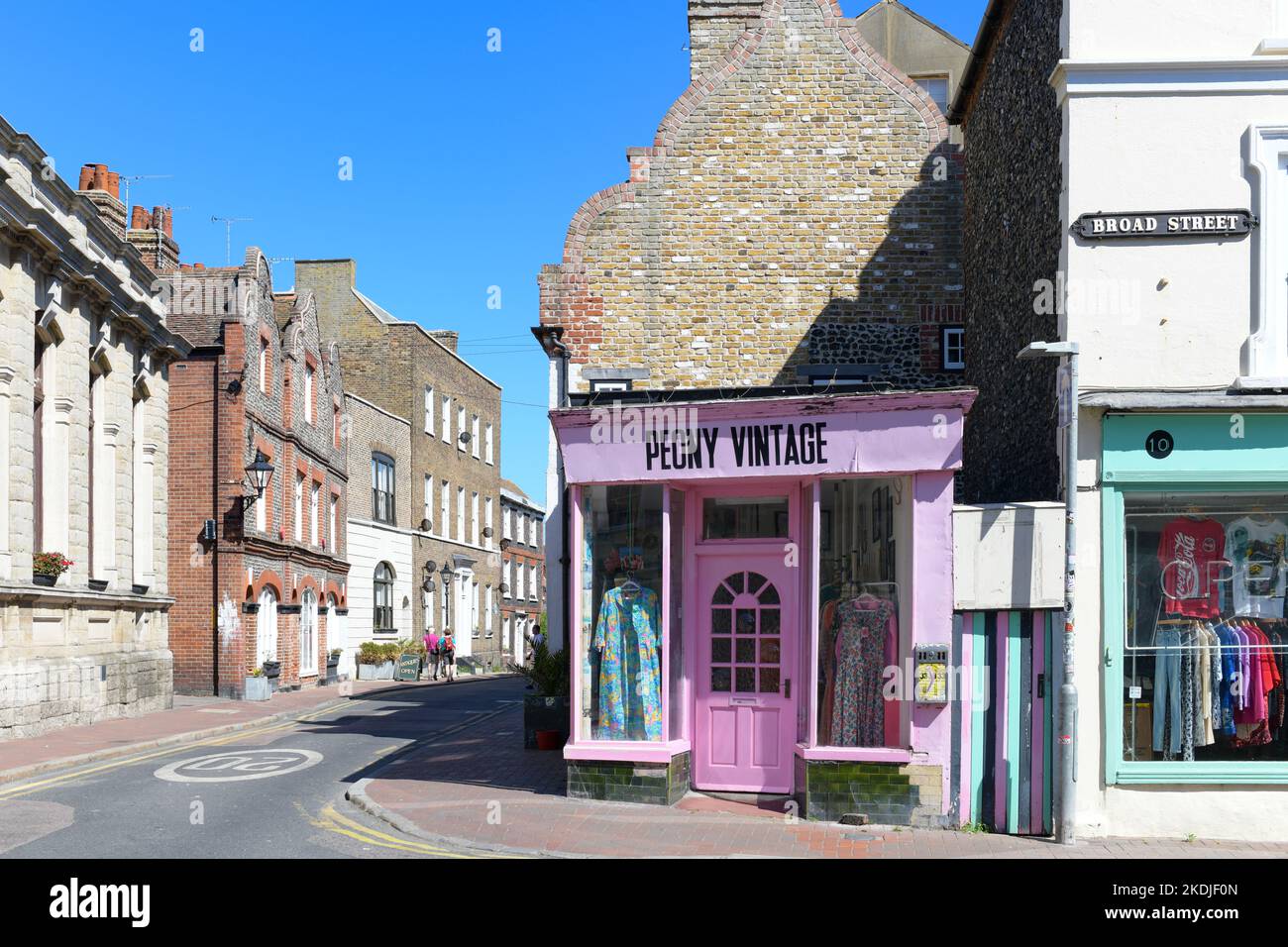 Margate Old Town - boutiques peintes en couleurs sur Broad Street et King Street Margate, Kent, Angleterre, Royaume-Uni Banque D'Images