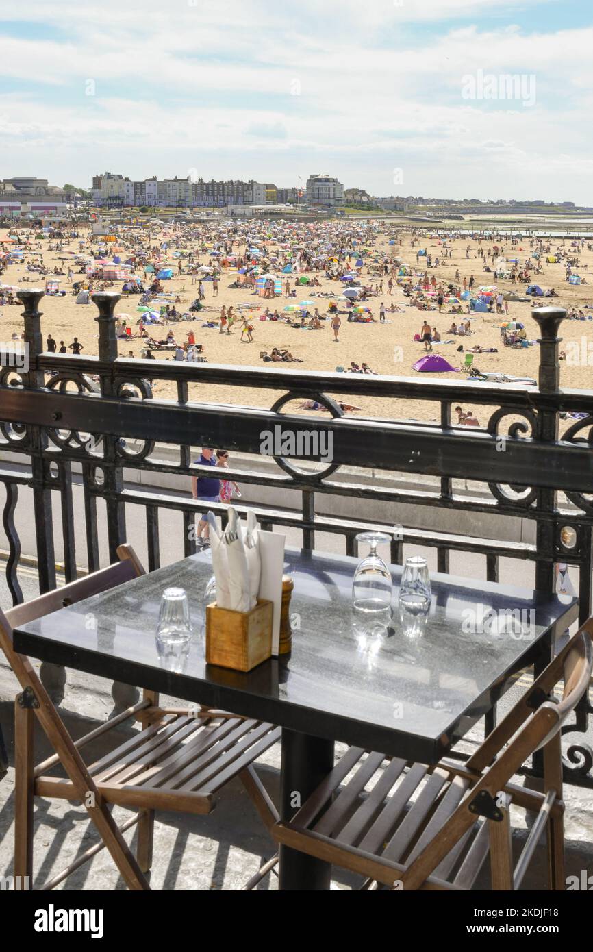 Restaurant Waverley House, Margate, Kent, Angleterre, Royaume-Uni - vue sur Margate main Sands depuis la terrasse Banque D'Images