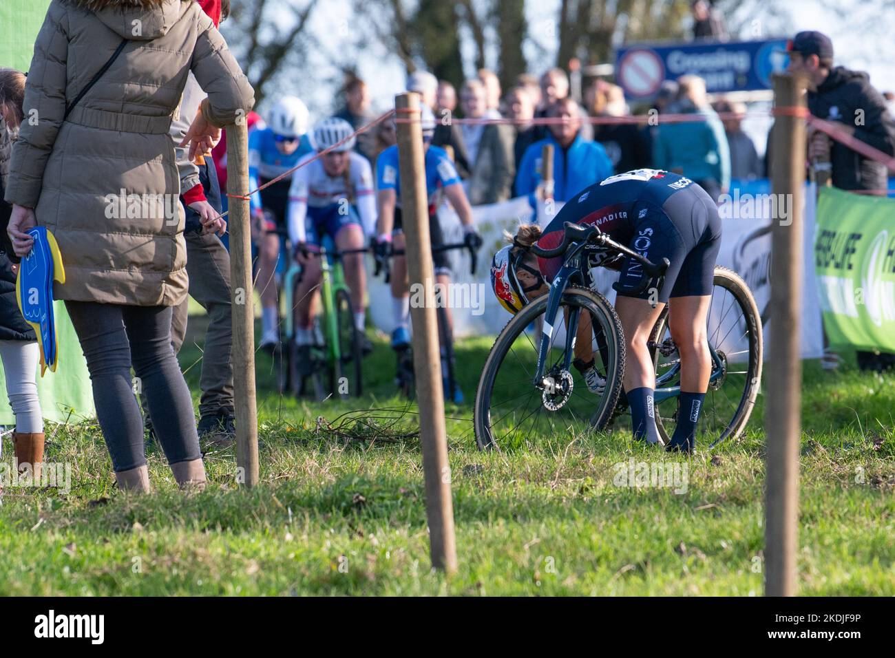 Pauline Ferrand-Prévot tente de réparer son vélo dans la Croix de Koppenberg Banque D'Images