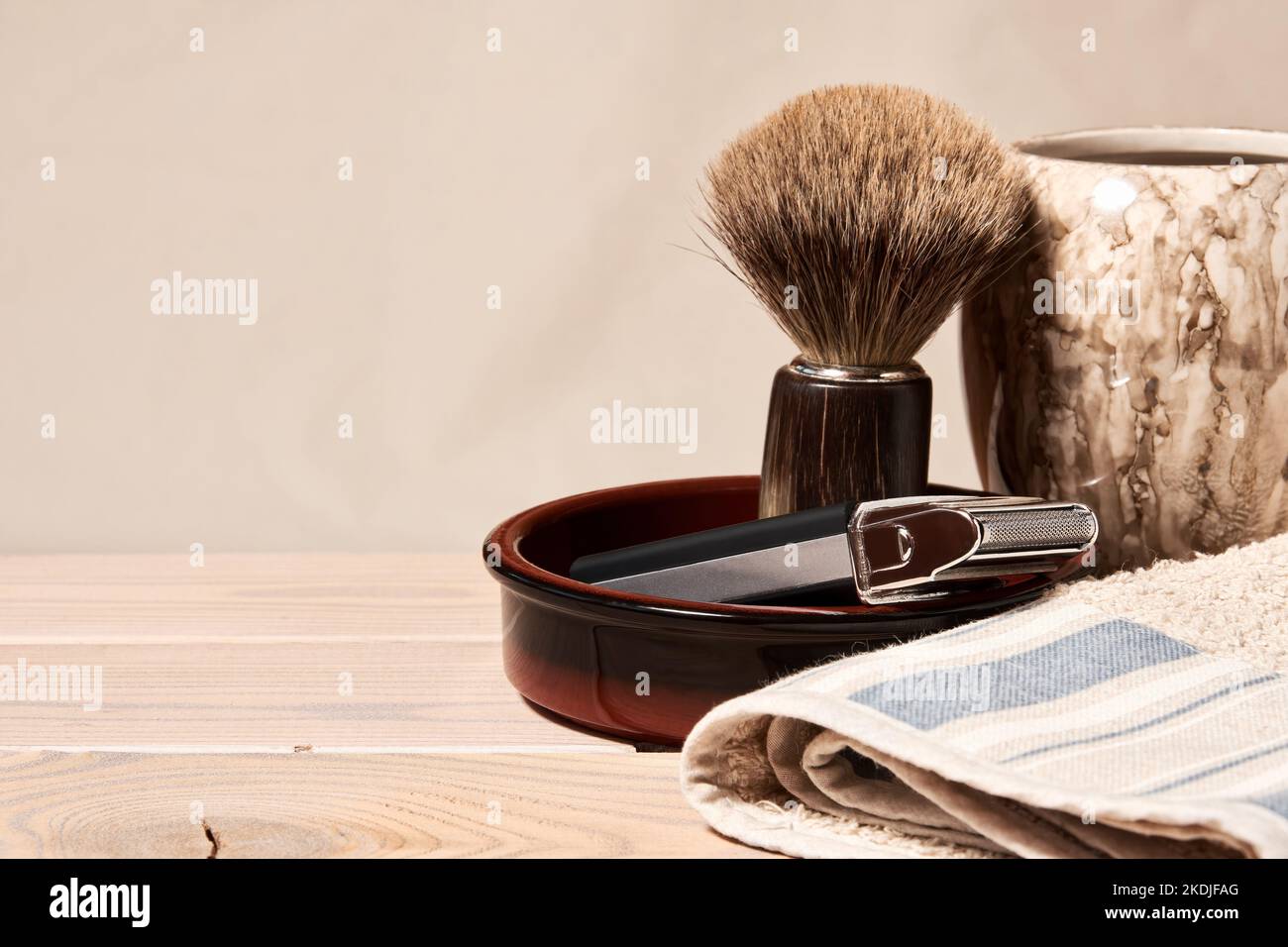 Tondeuse barbe et rasoir avec brosse sur la table de salle de bains. Accessoires de santé et de soins du corps Banque D'Images