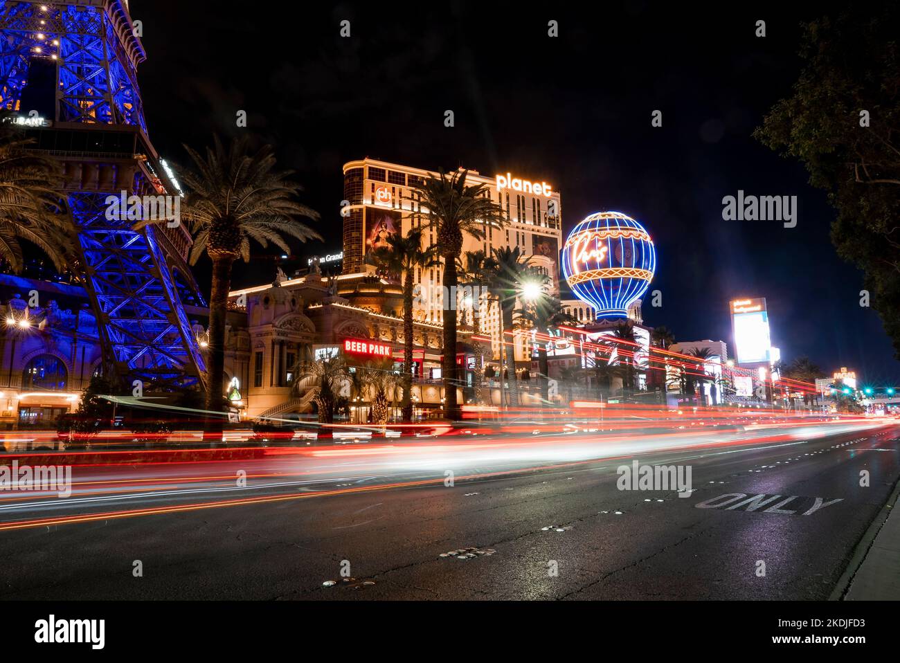 Trafic par le célèbre Planet Hollywood et Paris Las Vegas hôtel et casino la nuit Banque D'Images