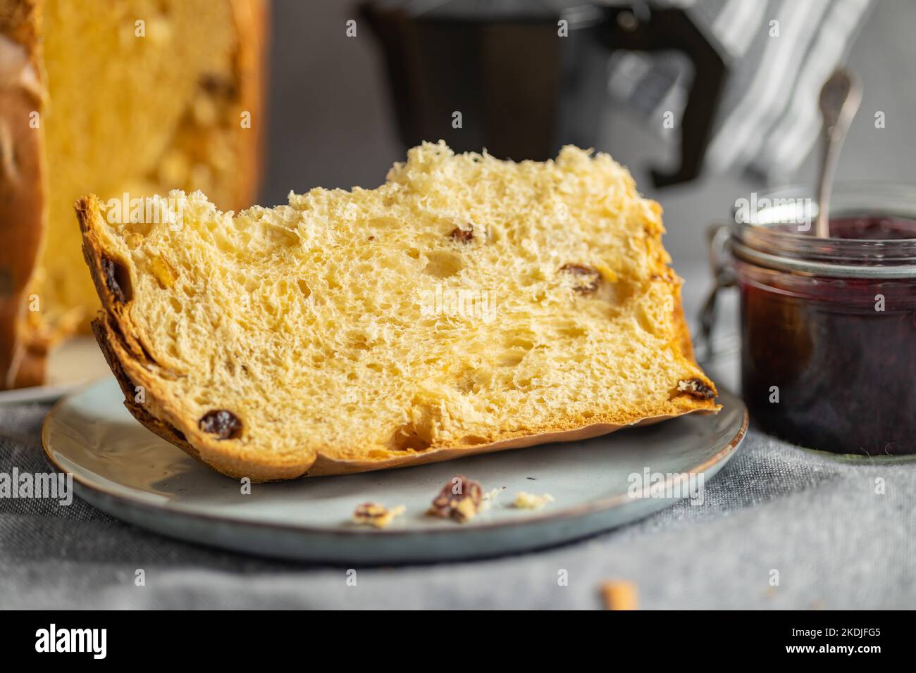 Gâteau de Noël aux tons panétons. Pain sucré italien sur l'assiette. Banque D'Images