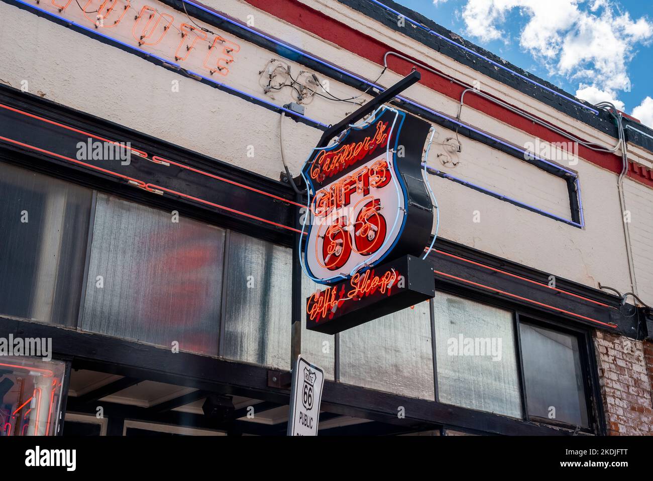 Panneau électrique au néon suspendu à la boutique de cadeaux dans la vieille ville en été Banque D'Images