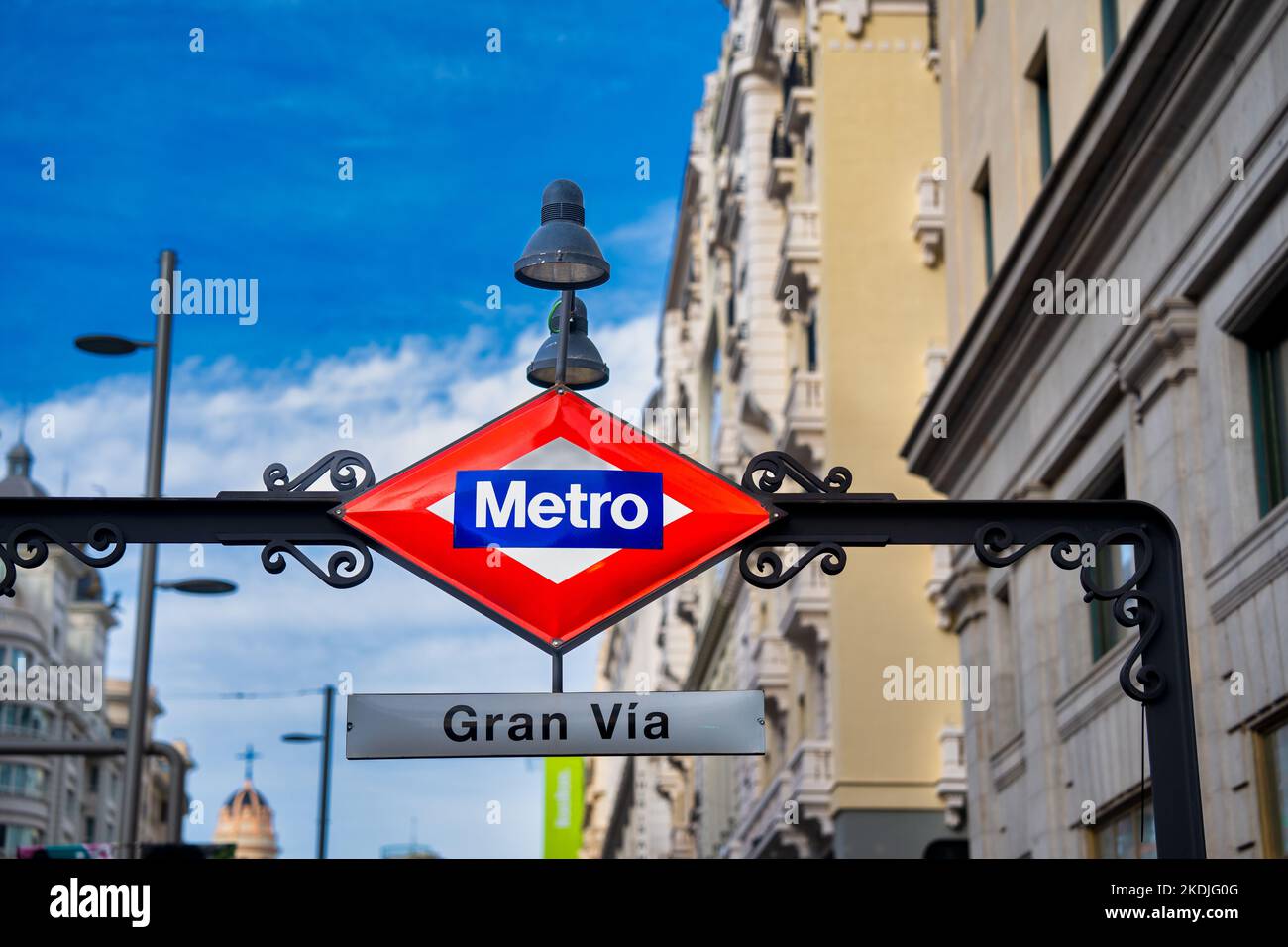 Madrid, Espagne - 29 octobre 2022: Gros plan du panneau de métro à l'extérieur de la station de métro Gran via à Madrid, capitale de l'Espagne, attention sélective. Banque D'Images