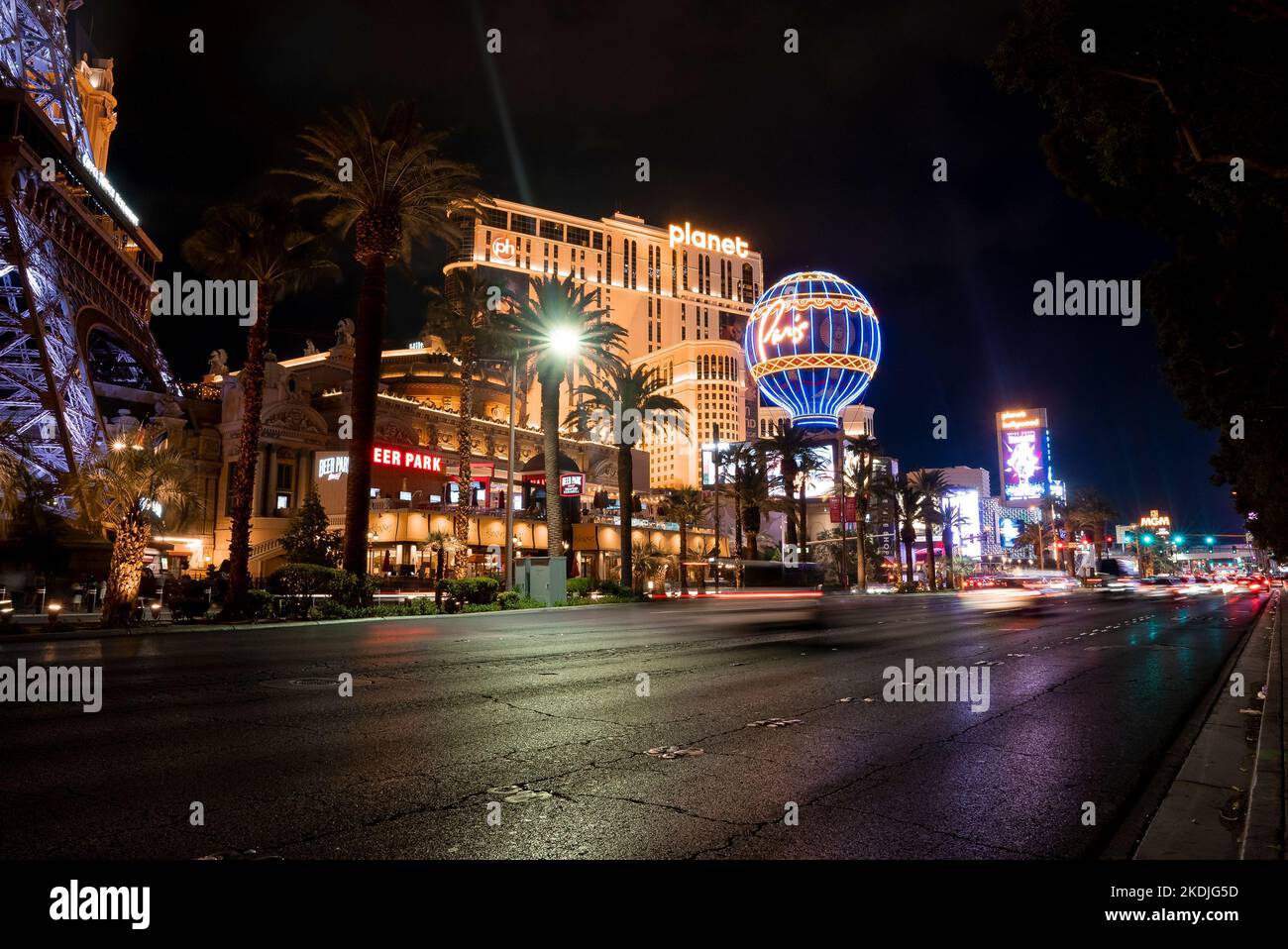 Passez la nuit par le célèbre hôtel et casino Planet Hollywood et Paris Las Vegas Banque D'Images