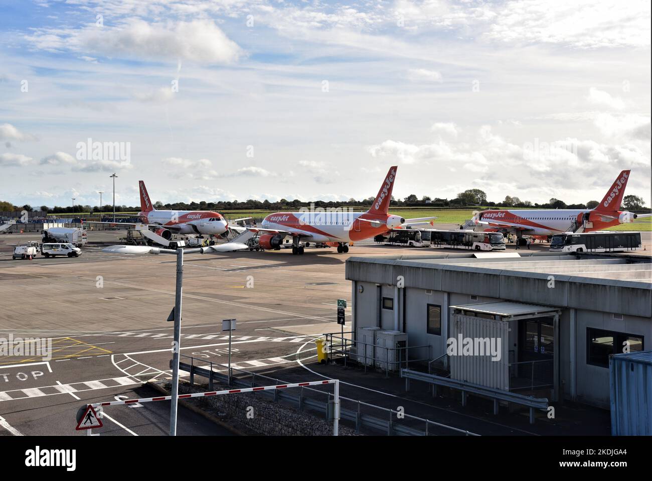 L'aéroport commercial de Bristol, Boeing 737-800 easyJet les avions de ligne sont garés en attendant le décollage tandis qu'un 737-800 Jet2.com terrains . Banque D'Images