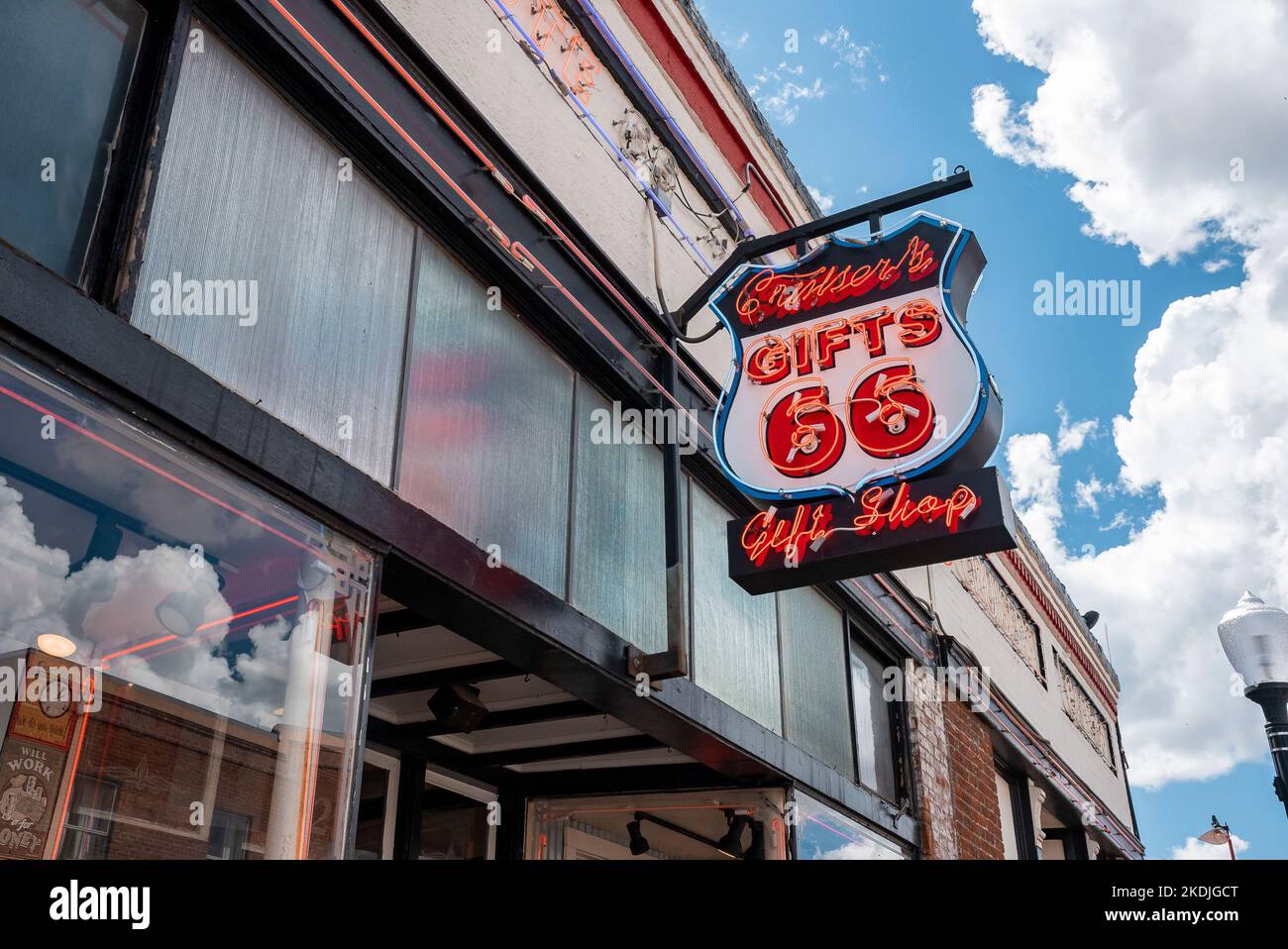 Panneau électrique créatif suspendu à la boutique de souvenirs de la vieille ville en été Banque D'Images