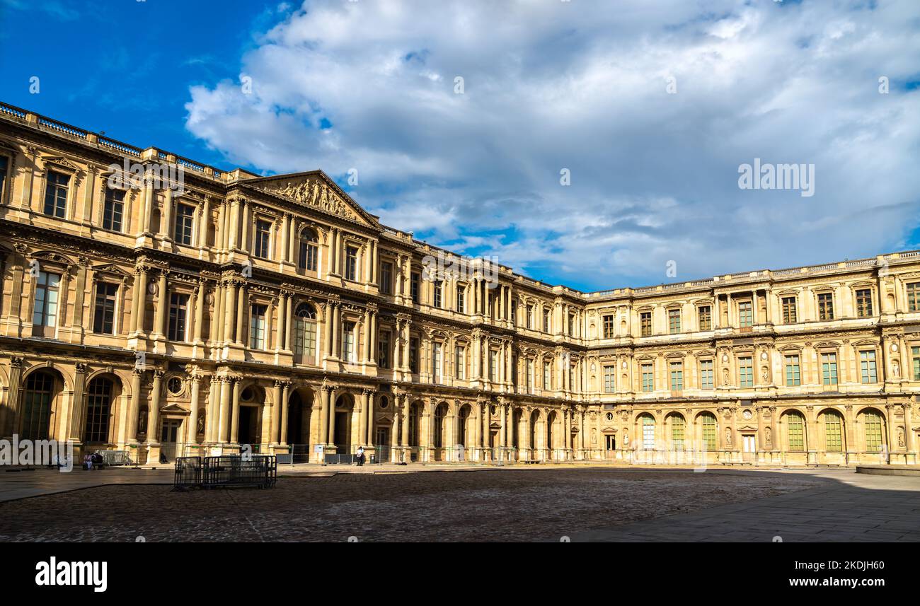 Le Musée du Louvre, une attraction touristique majeure de Paris, France Banque D'Images