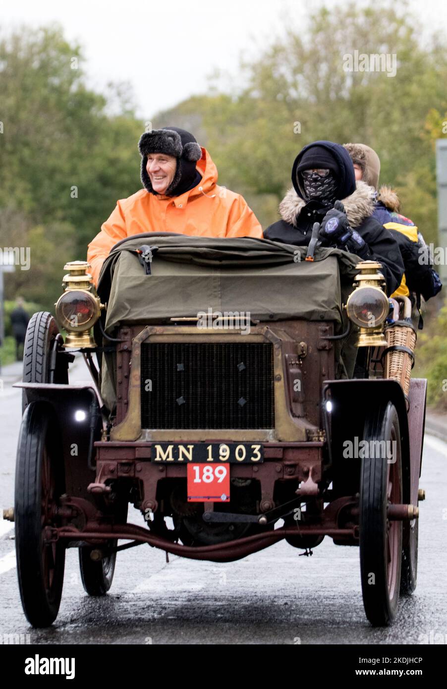 Plus de 300 véhicules, tous construits avant 1905, participent à la plus longue course à pied de Londres à Brighton. Banque D'Images