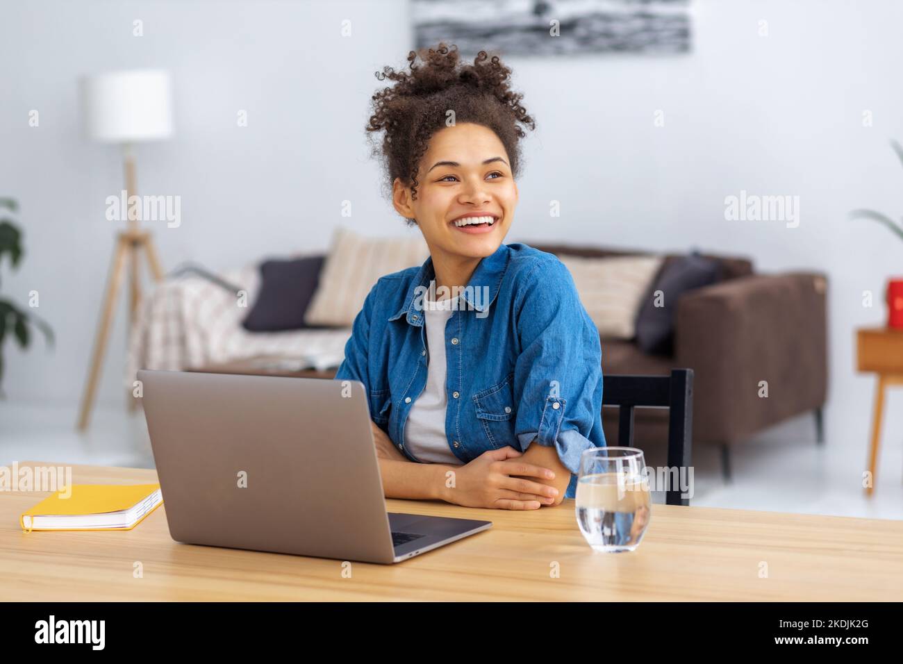 Jeune femme employée de bureau ou indépendante, prenant une pause assis au bureau dans le bureau, détend, regardant loin, pense Banque D'Images