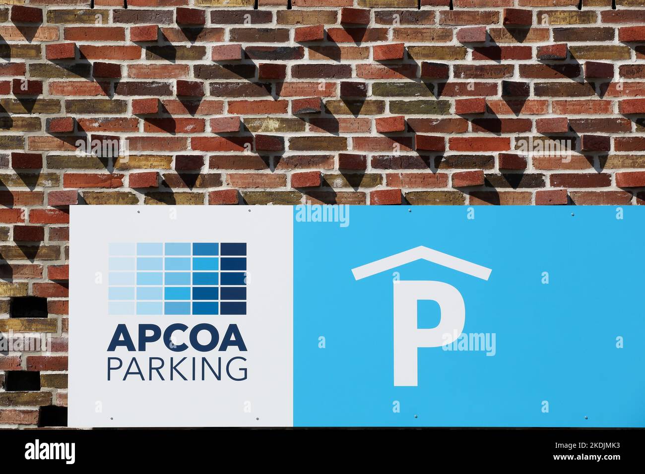 Vejle, Danemark - 3 juillet 2022 : logo de stationnement APCOA sur un mur. APCOA parking AG est la plus ancienne société européenne de gestion de stationnement à service complet Banque D'Images