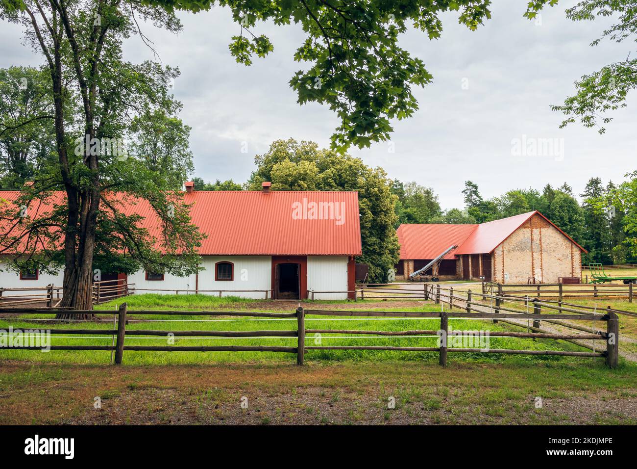 Un complexe de bâtiments au cheval Stud à Florianka. Reproduction de chevaux polonais. Banque D'Images