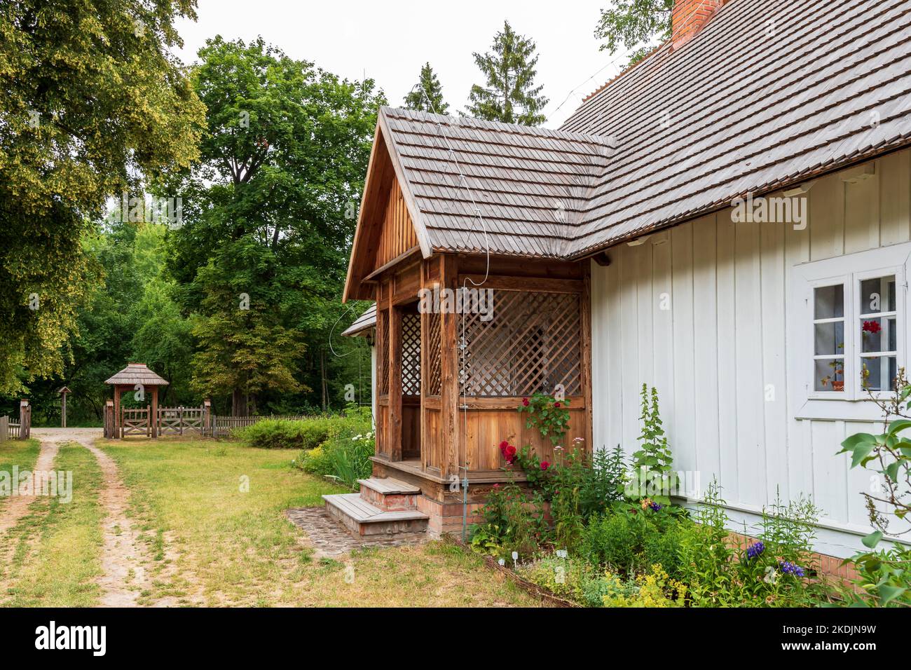 charmante maison de campagne avec un toit en galets et une véranda et un petit jardin. Zwierzyniec, Pologne Banque D'Images