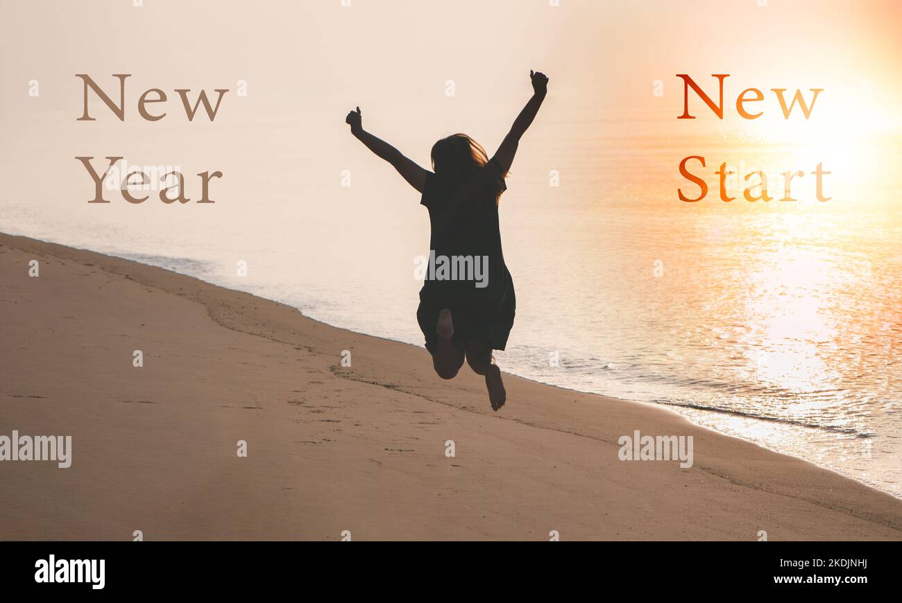 2023 nouvel an nouveau départ, une femme en bonne santé éclabousse l'eau au lever du soleil. Détente et vie heureuse. Banque D'Images