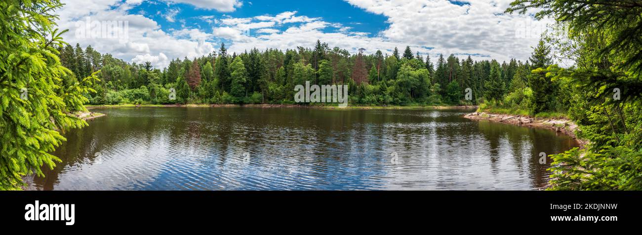 vue panoramique sur un magnifique réservoir sur la rivière. Górecko Kościelne, Pologne Banque D'Images