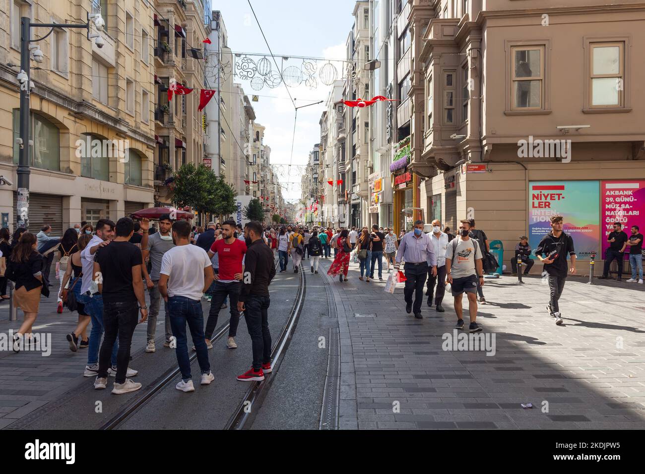 Vue sur les personnes marchant sur l'avenue Istiklal, le principal boulevard piétonnier de la ville à Istanbul. La rue qui est bordée de bâtiments de 19th-siècle, sho Banque D'Images