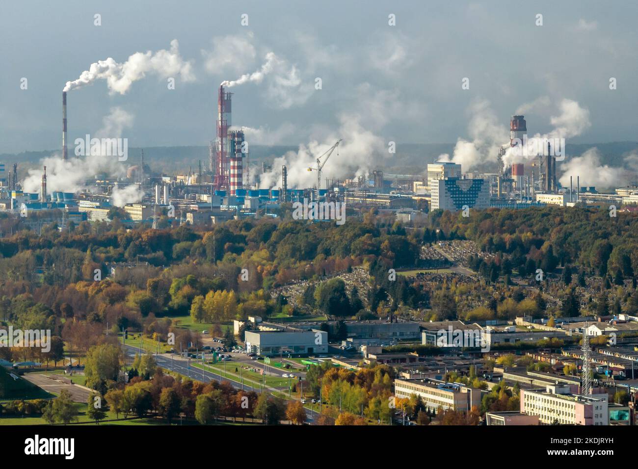 vue panoramique aérienne sur la fumée des tuyaux de l'usine chimique ou