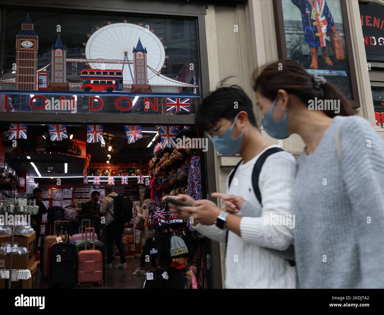Londres, Royaume-Uni. 21 octobre 2022. Promenez-vous à pied en passant devant un magasin de souvenirs dans le centre de Londres. Date de la photo: Vendredi 21 octobre 2022. Crédit: Isabel Infantes/ Banque D'Images