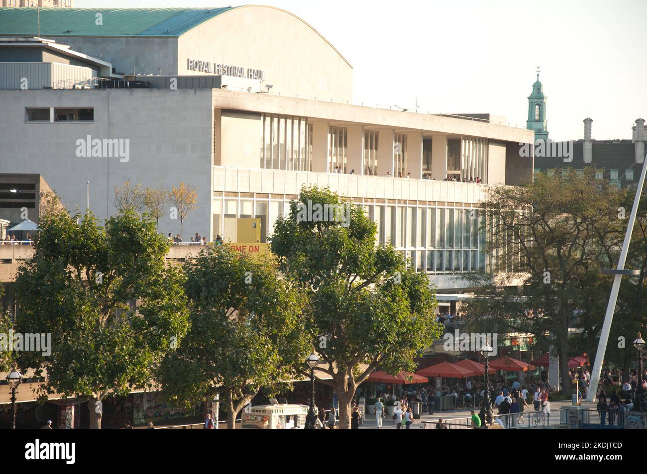 Royal Festival concert Hall, Tamise ; personnes marchant le long de la Tamise ; Banque D'Images