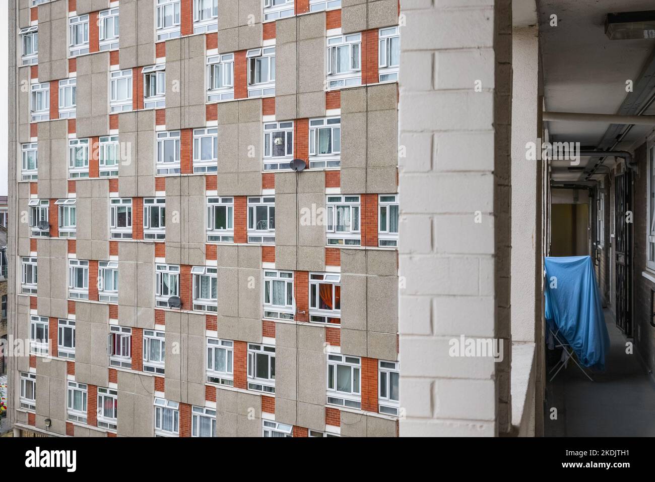 Façade de la maison de George sans amour, un énorme bloc de logement de conseil dans le domaine de Dorset autour de Haggerston à Londres, Angleterre Banque D'Images