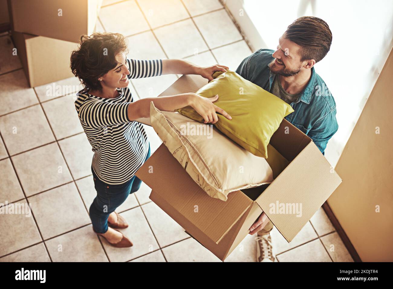 Le travail d'équipe fait le travail de déménagement. Un jeune couple se met à l'épreuve le jour du déménagement. Banque D'Images