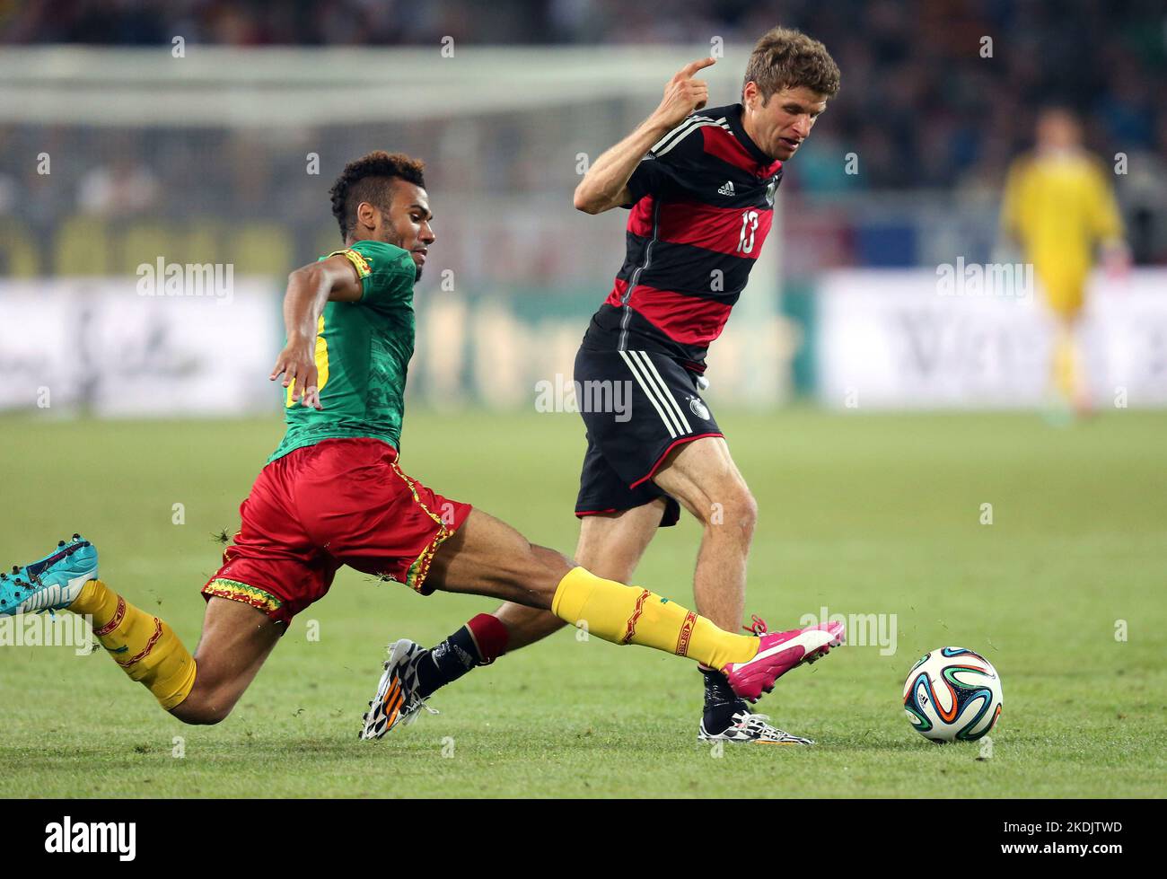 Monchengladbach Moenchengladbac, Allemagne. 01st juin 2014. Football FILO, football, 01.06.2014 country match, jeu amical, Test saison 2014/2015, Nati, équipe nationale allemande Allemagne, GER - Cameroun, CMR 2: 2 CMR Maxim Choupo-Moting, duels duel, GER Thomas Muller Mueller crédit: dpa/Alay Live News Banque D'Images