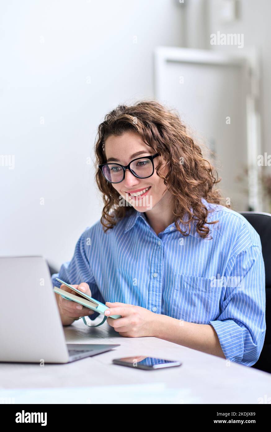 Jeune femme d'affaires travaillant en ligne à l'aide d'un webinaire sur PC portable. Banque D'Images