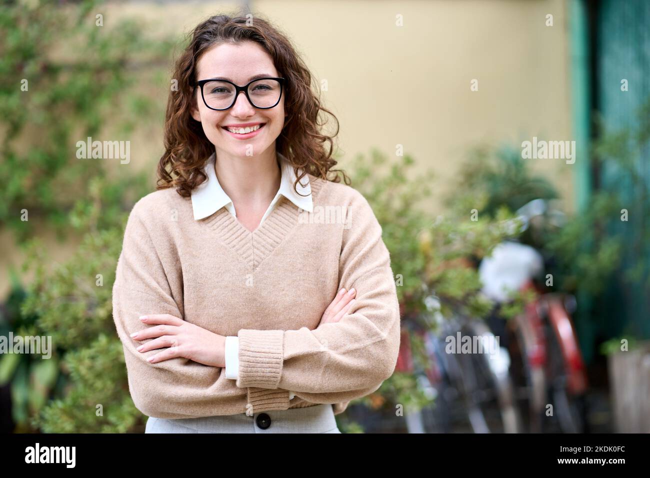 Jeune heureuse souriante professionnelle femme d'affaires debout à l'extérieur, portrait. Banque D'Images