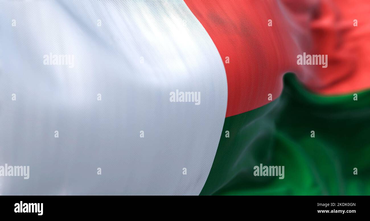 Vue rapprochée du drapeau national de Madagascar. La République de Madagascar est une île située dans l'océan Indien. Fond texturé en tissu Banque D'Images