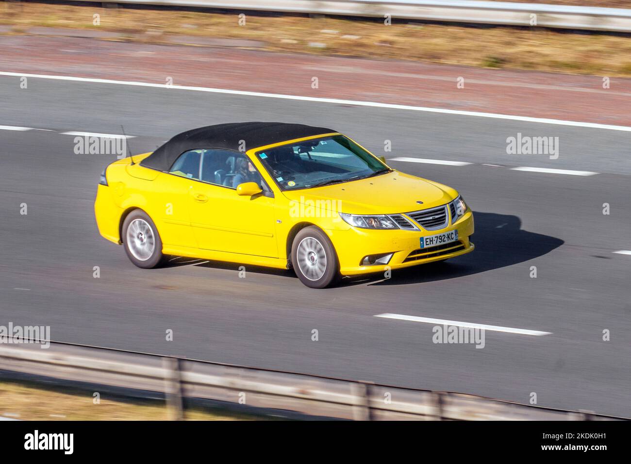 2008 N9-3 Cabriolet français jaune SAAB voyageant sur l'autoroute M6, Royaume-Uni Banque D'Images