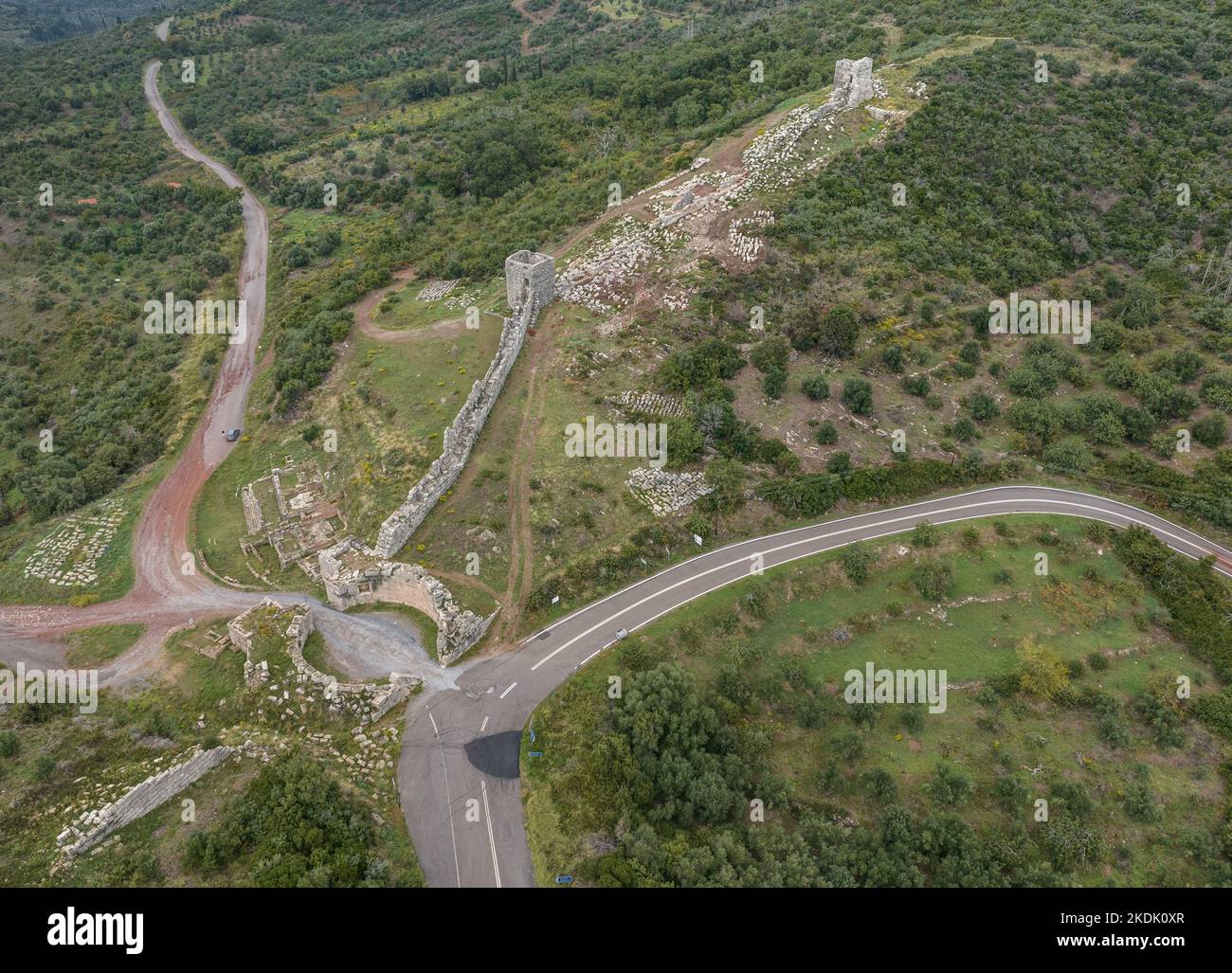 Vue aérienne des murs et des tours et porte Arcadienne de la civilisation grecque ancienne de Messène ou de Messine dans la péninsule de Péloponnèse Banque D'Images Vue aérienne des murs et des tours et porte Arcadienne de la civilisation grecque ancienne de Messène ou de Messine dans la péninsule de Péloponnèse Banque D'Images