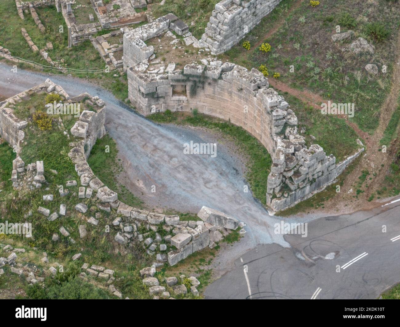 Vue aérienne des murs et des tours et porte Arcadienne de la civilisation grecque ancienne de Messène ou de Messine dans la péninsule de Péloponnèse Banque D'Images Vue aérienne des murs et des tours et porte Arcadienne de la civilisation grecque ancienne de Messène ou de Messine dans la péninsule de Péloponnèse Banque D'Images