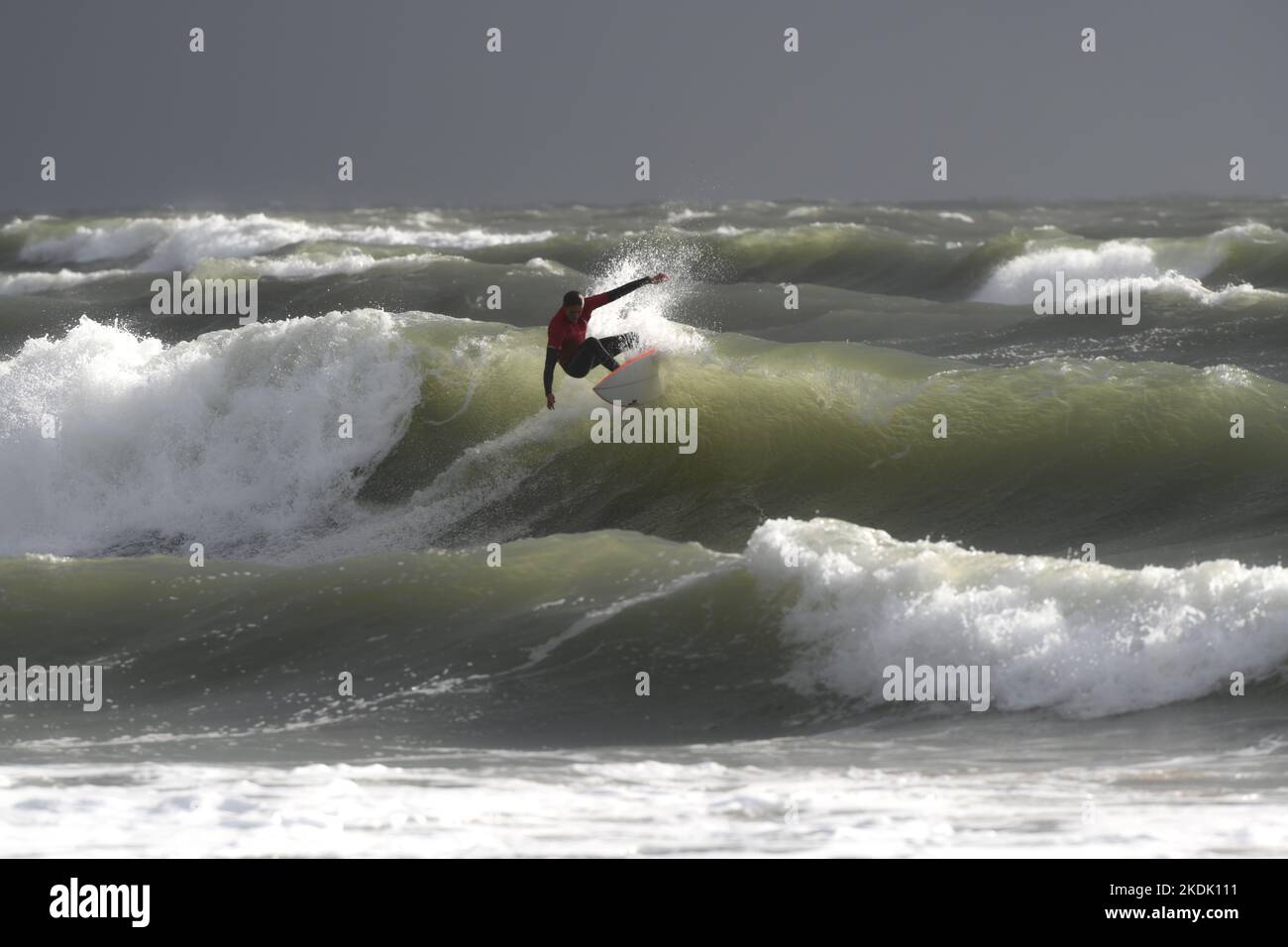 La tempête d'automne amène les vagues à se dérouler pour un concours de surf local à Langland Bay, Mumbles, Swansea, Gower Banque D'Images