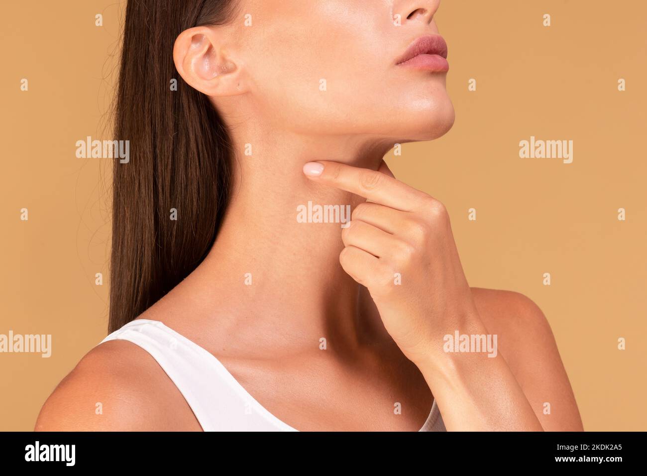 Concept de santé, de froid et de personnes. Gros plan de la femme malade souffrant de mal de gorge, touchant le cou avec la main Banque D'Images