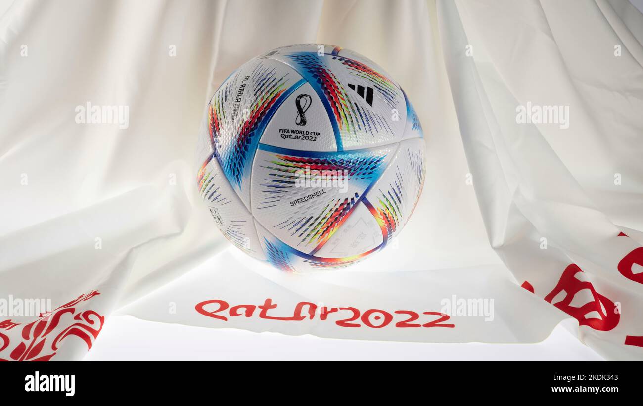 Dulmen, Allemagne. 24th mai 2022. Firo : football 05/24/2022, coupe du monde de la FIFA 2022, Mascotte de la coupe du monde Une robe blanche volante du nom la'eeb est la mascotte officielle de la coupe du monde de football cette année au Qatar Doha le mot arabe la'eeb signifie quelque chose comme un joueur très talentueux. Avec Adidas 2022 World Cup ball 'Al Rihla' devient officiel de match ball crédit: actualités en direct de dpa/Alamy Banque D'Images