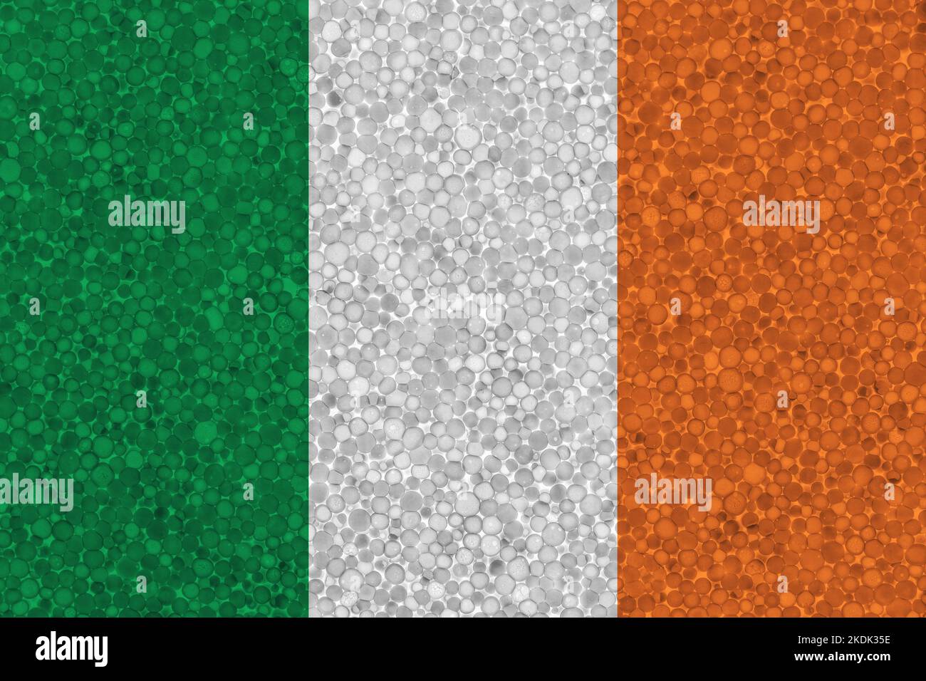 Drapeau de l'Irlande sur la texture de la styromousse. Drapeau national peint sur la surface de la mousse plastique Banque D'Images