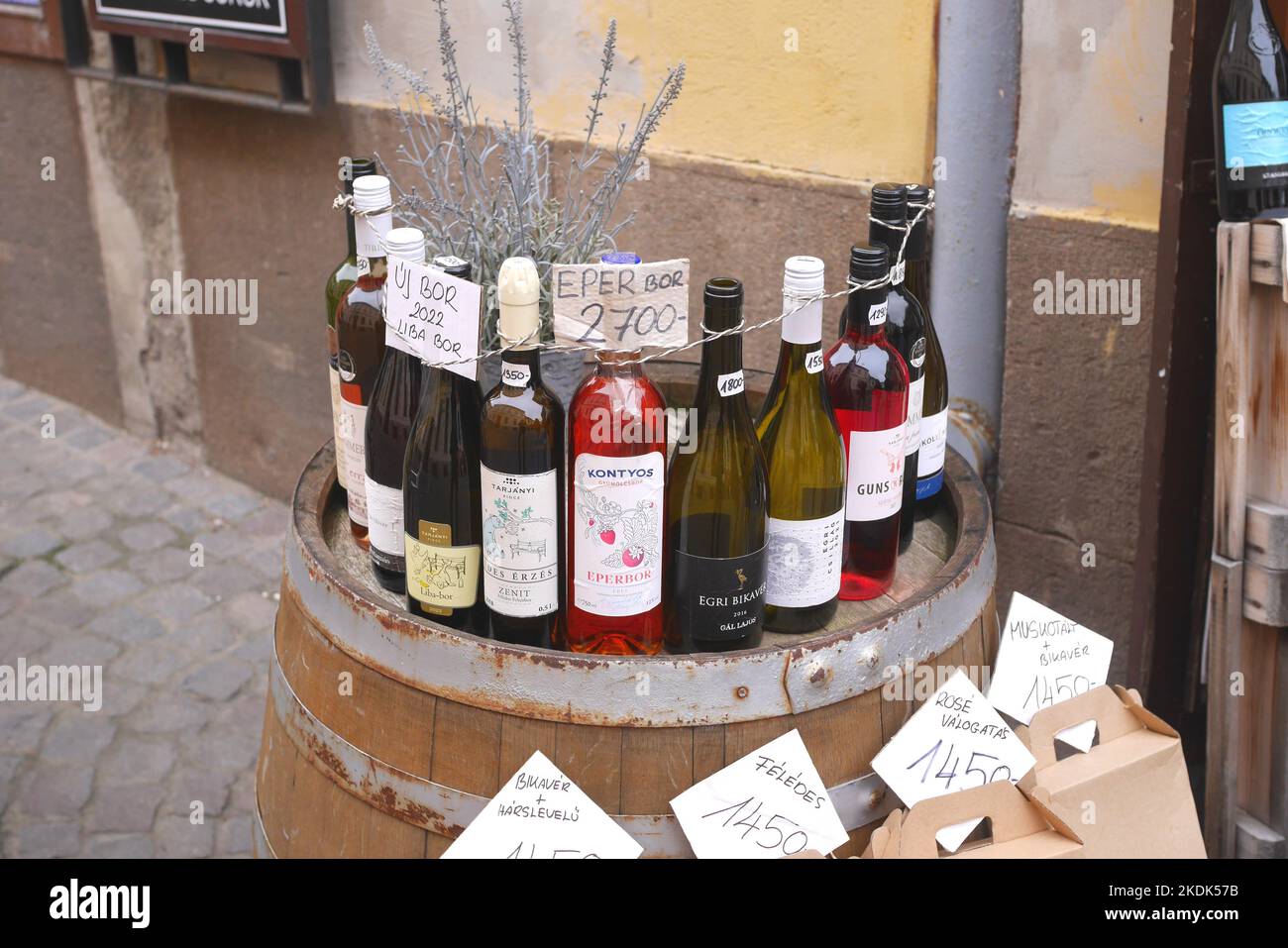 Exposition de vins à vendre en dehors d'un vendeur de vin traditionnel, Eger, Hongrie Banque D'Images