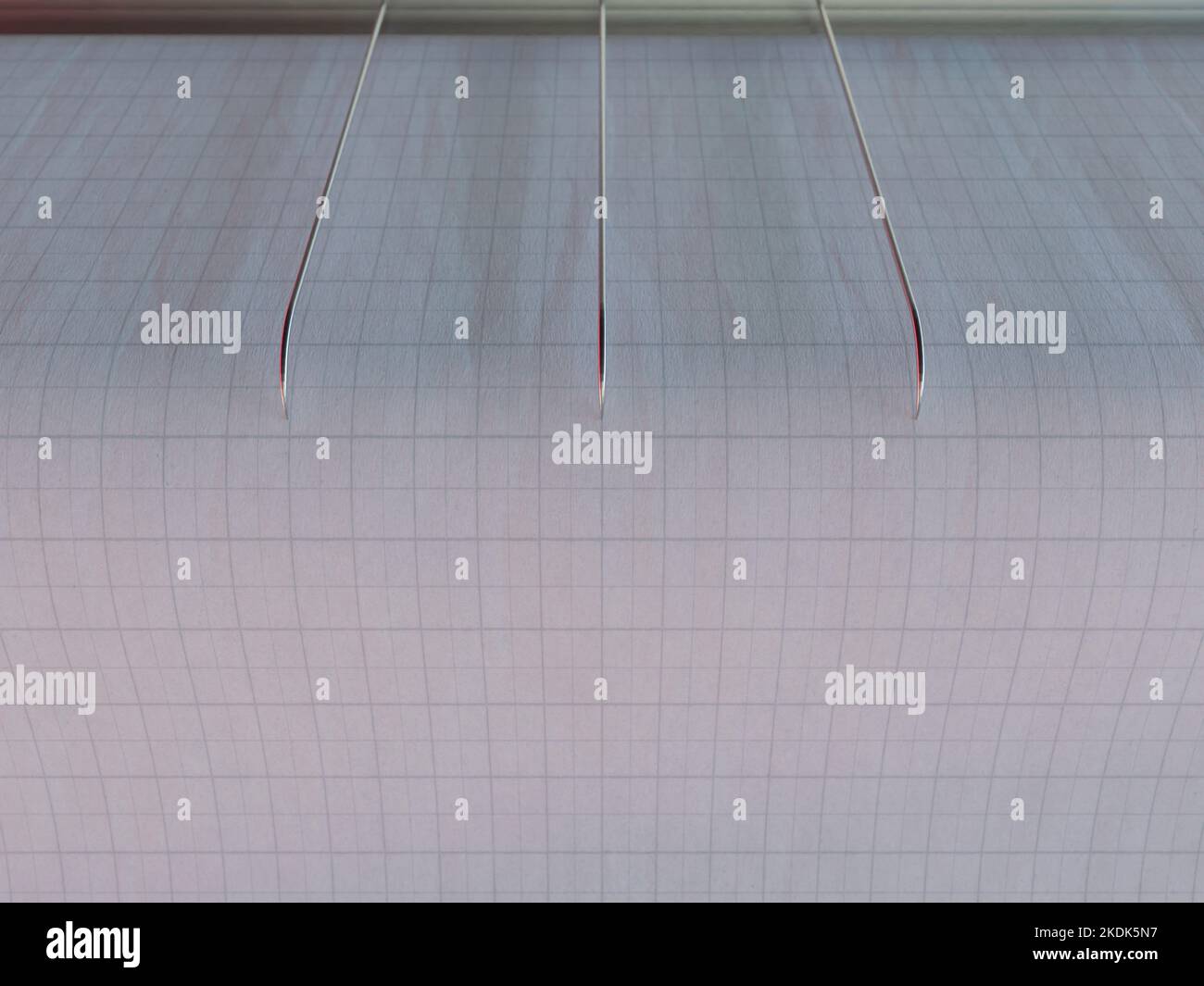 Un gros plan des aiguilles de machine de sismographe sur papier graphique représentant l'activité sismique et éretquake - rendu 3D Banque D'Images
