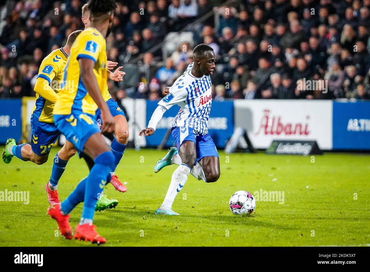 Odense, Danemark. 06th novembre 2022. Yankuba Minteh (30) d'OB vu pendant le match Superliga de 3F entre Odense Boldklub et Broendby IF au Parc d'énergie de nature à Odense. (Crédit photo : Gonzales photo/Alamy Live News Banque D'Images