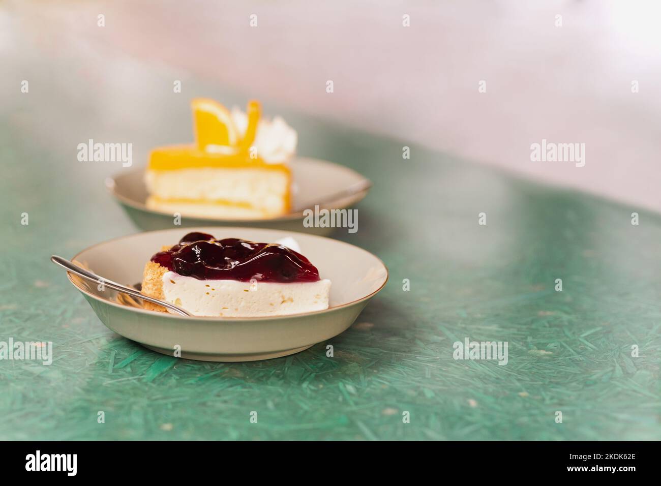 Tranche de cheesecake aux myrtilles sur table au café. Banque D'Images