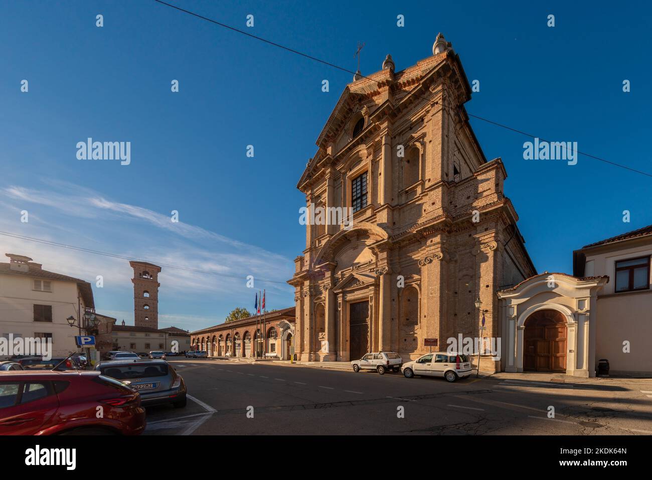 Carmagnola, Turin, Italie - 05 novembre 2022 : église de l'oratoire de San Filippo (18th siècle) de style baroque vue sur la place Alessandro Manzoni Banque D'Images
