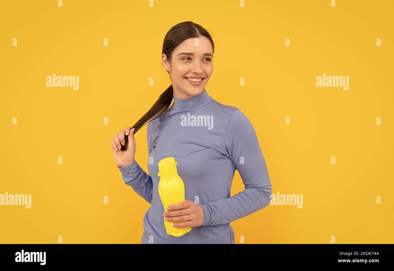 bonne jeune fille tient bouteille de sport avec de l'eau, la santé Banque D'Images