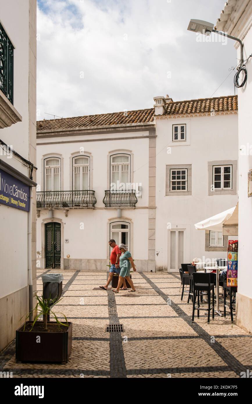 Allée pavée, Tavira, Algarve, Portugal Banque D'Images