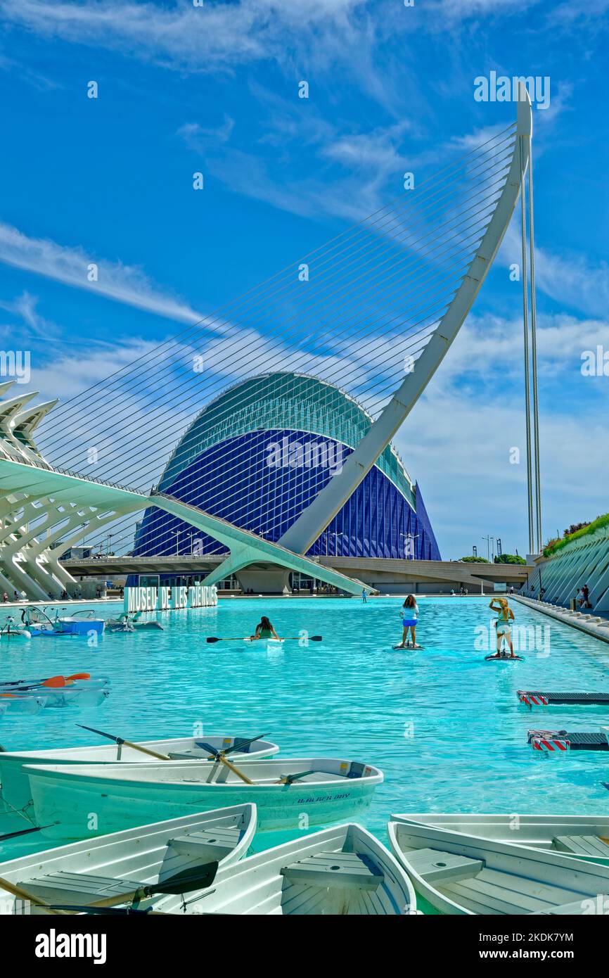 Le Musée des Sciences avec étang de navigation dans la ville de Valence, province de Valence, Espagne. Banque D'Images
